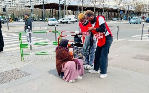 les membres de l'association viennent en aide à des sans domicile fixe