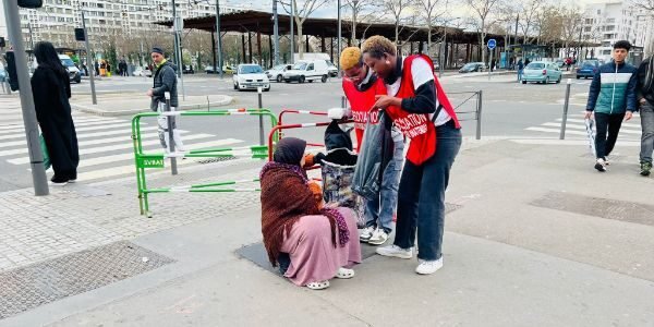 les membres de l'association viennent en aide à des sans domicile fixe