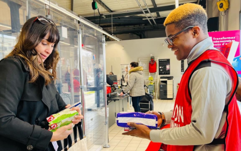 un bénévole pendant une collecte alimentaire