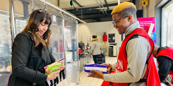 un bénévole pendant une collecte alimentaire